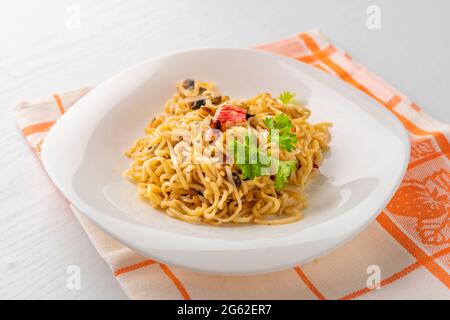 Warme Mahlzeit oder Gericht mit spaghetii Krabbenfleisch Pilzen und Gewürzen Stockfoto