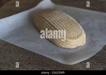 Hausgemachter Vollkornsauerteig geformter Brotteig, bevor er gebacken wird Stockfoto