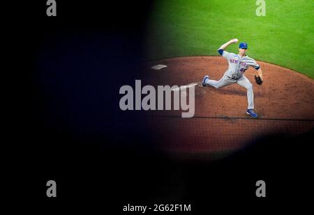 Atlanta, GA, USA. Juli 2021. Der New Yorker Mets Pitcher Jacob deGrom liefert während des vierten Innings eines MLB-Spiels gegen die Atlanta Braves im Truist Park in Atlanta, GA, einen Pitch aus. Austin McAfee/CSM/Alamy Live News Stockfoto