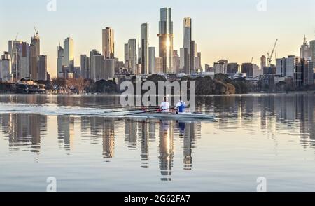 Melbourne Australien. Ruderer am Albert Park Lake mit der Skyline von Melbourne im Hintergrund. Stockfoto