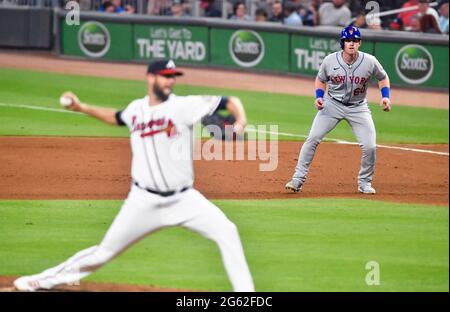 Atlanta, GA, USA. Juli 2021. Billy McKinney, Outfielder der New York Mets, schaut dem Pitcher zu und will während des achten Innings eines MLB-Spiels gegen die Atlanta Braves im Truist Park in Atlanta, GA, die zweite Basis stehlen. Austin McAfee/CSM/Alamy Live News Stockfoto