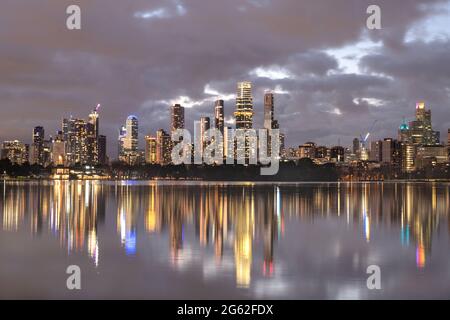 Melbourne Australien. Die Skyline von Melbourne spiegelt sich in der Dämmerung am Albert Park Lake wider. Stockfoto