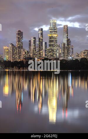 Melbourne Australien. Die Skyline von Melbourne spiegelt sich in der Dämmerung am Albert Park Lake wider. Stockfoto