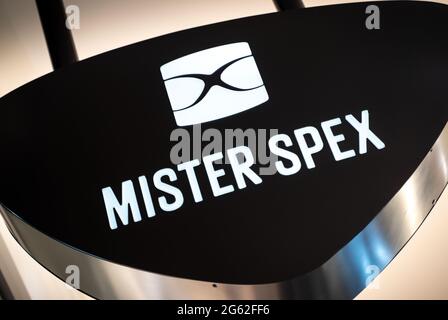 01. Juli 2021, Hessen, Frankfurt/Main: Vor einem der Geschäfte des Unternehmens in einem Frankfurter Einkaufszentrum hängt ein Schild mit Namen und Logo von Mister Spex. Der Berliner Online-Optiker wird auf 02.07.2021 an die Öffentlichkeit gehen, mit den Erlösen will das Unternehmen weiter wachsen und international expandieren. Foto: Frank Rumpenhorst/dpa Stockfoto