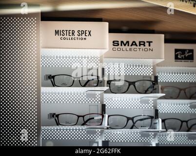 01. Juli 2021, Hessen, Frankfurt/Main: In einem Frankfurter Einkaufszentrum werden Gläser aus der Kollektion Mister Spex in einem der Geschäfte des Unternehmens ausgestellt. Der Berliner Online-Optiker wird auf 02.07.2021 an die Öffentlichkeit gehen, und das Unternehmen plant, den Erlös für weiteres Wachstum und internationale Expansion zu nutzen. Foto: Frank Rumpenhorst/dpa Stockfoto