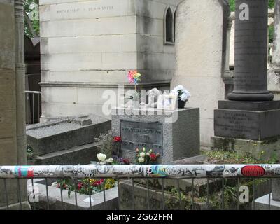 Paris, Frankreich. Juli 2021. Das Grab des US-Rockmusikers James Douglas 'Jim' Morrison auf dem Pere Lachaise Cemetery. Sein früher Tod mit 27 Jahren machte ihn zu einem Mythos, der bis heute weiterlebt. Am 03.07.2021 begehen Fans auf der ganzen Welt den 50. Todestag des legendären US-Sängers. Quelle: Sabine Glaubitz/dpa/Alamy Live News Stockfoto