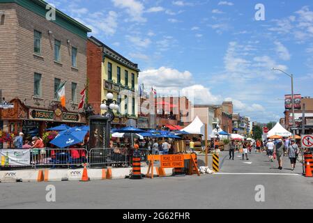 Ottawa, Kanada - 1. Juli 2021: Die Clarence Street war am Canada Day sehr voll, da die Menschen nur auf der Terrasse speisen konnten, da die Covid-19-Beschränkungen nicht mehr gelten. Die Straße wurde geschlossen, um den Terrassen während der Pandemie mehr Platz zu geben. Stockfoto