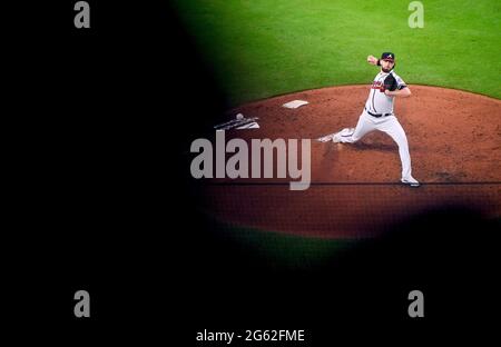 Atlanta, GA, USA. Juli 2021. Atlanta Braves Pitcher Ian Anderson liefert während des sechsten Innings eines MLB-Spiels gegen die New York Mets im Truist Park in Atlanta, GA, einen Pitch ab. Austin McAfee/CSM/Alamy Live News Stockfoto