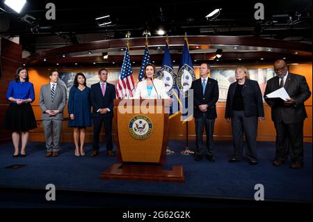 Washington, Usa. Juli 2021. Die Sprecherin des Hauses, Nancy Pelosi (D-CA), spricht auf ihrer wöchentlichen Pressekonferenz, wo sie die Mitglieder eines Select Committee vorstellte, um den Angriff auf das US-Kapitol am 6. Januar zu untersuchen. Kredit: SOPA Images Limited/Alamy Live Nachrichten