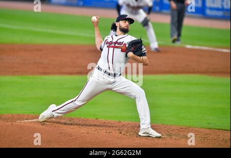Atlanta, GA, USA. Juli 2021. Atlanta Braves Pitcher Ian Anderson liefert während des dritten Innings eines MLB-Spiels gegen die New York Mets im Truist Park in Atlanta, GA, einen Pitch ab. Austin McAfee/CSM/Alamy Live News Stockfoto
