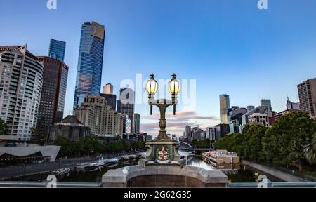 Skyline Von Melbourne. Historische Lampen auf der Princes Bridge über dem Yarra River in Melbourne, Australien. Stockfoto