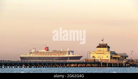 Die Ocean Liner Queen Mary 2 segelt auf dem Weg nach Melbourne, Australien, am St. Kilda Pier vorbei. Stockfoto