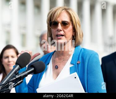 Washington, Usa. Juli 2021. Die US-Repräsentantin Claudia Tenney (R-NY) spricht auf einer Pressekonferenz, auf der die Republikaner im Repräsentantenhaus Gesetze zur Begrenzung der Spenden von Facebook-CEO Mark Zuckerberg einführten. Kredit: SOPA Images Limited/Alamy Live Nachrichten Stockfoto