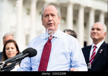 Washington, Usa. Juli 2021. Der US-Repräsentant Dan Bishop (R-NC) spricht auf einer Pressekonferenz, auf der die Republikaner des Repräsentantenhauses Gesetze zur Begrenzung der Spenden von Facebook-CEO Mark Zuckerberg einführten. Kredit: SOPA Images Limited/Alamy Live Nachrichten Stockfoto
