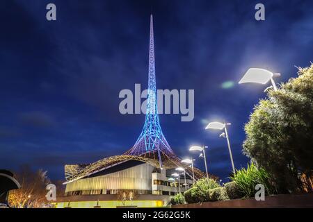 Melbourne Australien. Das Arts Center Spire at Night in Melbourne. Das Arts Center ist Australiens größter Veranstaltungsort für darstellende Kunst. Stockfoto