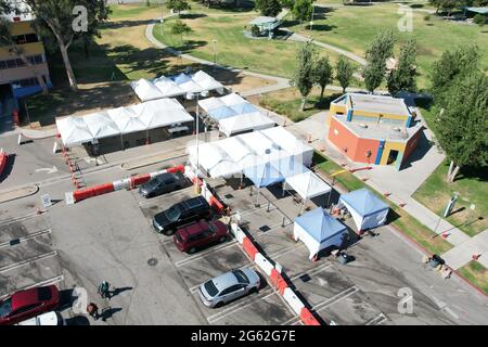 Eine Luftaufnahme des Kinder- und Familienzentrums von Saint John's Well COVID-19 Impfstelle im East LA Civic Center, Donnerstag, 1. Juli 2021, in Los Ange Stockfoto
