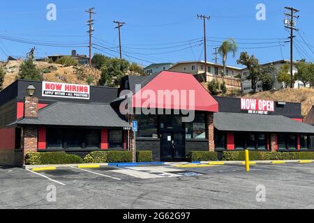 A Now Open for Dine-in and Carry out and Hiring Signs at Shakey's Pizza Parlor Restaurant, Donnerstag, 1. Juli 2021, in Monterey Park, Kalif. Stockfoto