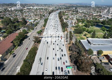 Eine Luftaufnahme des Verkehrs auf der California State Route 60 Freeway, Donnerstag, 1. Juli 2021, in Los Angeles. Stockfoto