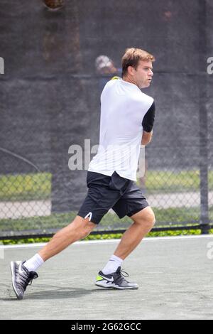 Tennisspieler Ryan Harrison spielt am 1. Juli 2021 beim Midtown Athletic Club Tennisturnier in Weston Florida Stockfoto