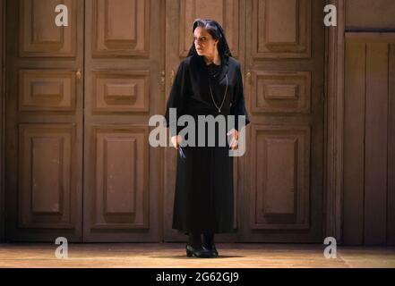 Malaga, Spanien. Juli 2021. Eine Schauspielerin tritt während einer Generalprobe der Oper „das Haus der Bernarda Alba“ im Cervantes Theater auf der Bühne auf. Zum Abschluss der XXXII. Lyrischen Saison wird am 3. Und 4. Juli die Oper „The House of Bernarda Alba“ unter der Leitung des spanischen Orchesterdirektors Miquel Ortega aufgeführt. Die Oper basiert auf dem Theaterstück des spanischen Dichters Federico Garcia Lorca über das Leben von Bernarda Alba und ihren Töchtern. (Foto von Jesus Merida/SOPA Images/Sipa USA) Quelle: SIPA USA/Alamy Live News Stockfoto