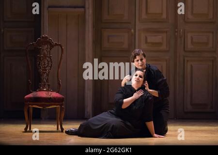 Malaga, Spanien. Juli 2021. Schauspieler treten auf der Bühne während einer Generalprobe der Oper „das Haus der Bernarda Alba“ im Cervantes Theater auf. Zum Abschluss der XXXII. Lyrischen Saison wird am 3. Und 4. Juli die Oper „The House of Bernarda Alba“ unter der Leitung des spanischen Orchesterdirektors Miquel Ortega aufgeführt. Die Oper basiert auf dem Theaterstück des spanischen Dichters Federico Garcia Lorca über das Leben von Bernarda Alba und ihren Töchtern. (Foto von Jesus Merida/SOPA Images/Sipa USA) Quelle: SIPA USA/Alamy Live News Stockfoto