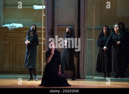 Malaga, Spanien. Juli 2021. Schauspieler treten auf der Bühne während einer Generalprobe der Oper „das Haus der Bernarda Alba“ im Cervantes Theater auf. Zum Abschluss der XXXII. Lyrischen Saison wird am 3. Und 4. Juli die Oper „The House of Bernarda Alba“ unter der Leitung des spanischen Orchesterdirektors Miquel Ortega aufgeführt. Die Oper basiert auf dem Theaterstück des spanischen Dichters Federico Garcia Lorca über das Leben von Bernarda Alba und ihren Töchtern. Kredit: SOPA Images Limited/Alamy Live Nachrichten Stockfoto