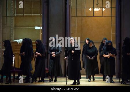 Malaga, Spanien. Juli 2021. Schauspieler treten auf der Bühne während einer Generalprobe der Oper „das Haus der Bernarda Alba“ im Cervantes Theater auf. Zum Abschluss der XXXII. Lyrischen Saison wird am 3. Und 4. Juli die Oper „The House of Bernarda Alba“ unter der Leitung des spanischen Orchesterdirektors Miquel Ortega aufgeführt. Die Oper basiert auf dem Theaterstück des spanischen Dichters Federico Garcia Lorca über das Leben von Bernarda Alba und ihren Töchtern. Kredit: SOPA Images Limited/Alamy Live Nachrichten Stockfoto