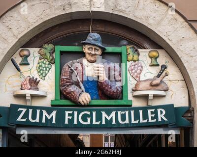 Wien, Österreich - Juni 4 2021: Figlmueller Restaurant Eingangstor Schild. Ein Gasthaus, das für sein Wiener Schnitzel und die traditionelle Wiener Küche bekannt ist. Stockfoto