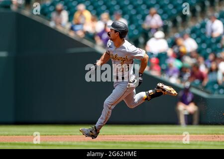 Pittsburgh Pirates zweiter Baseman Adam Frazier (26) läuft während eines MLB-Spiels in der regulären Saison gegen die Colorado Rockies, Mittwoch, 29. Juni 2021 in D Stockfoto