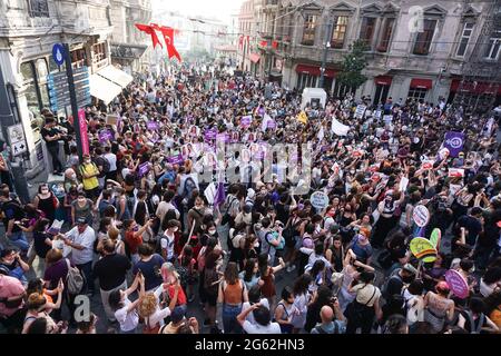 Istanbul, Türkei. Juli 2021. Demonstranten halten während der Demonstration Plakate. Protest gegen den Rückzug des Landes aus der Istanbuler Konvention gegen Gewalt gegen Frauen. Der Hauptprotest fand in Istanbul im Tunel-Gebiet, nicht weit vom Taksim-Platz, statt. (Foto von Ibrahim Oner/SOPA Images/Sipa USA) Quelle: SIPA USA/Alamy Live News Stockfoto