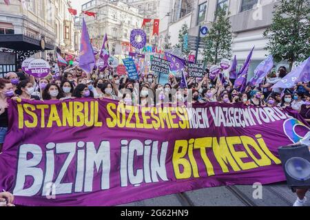 Istanbul, Türkei. Juli 2021. Während der Demonstration halten die Demonstranten ein Banner. Protest gegen den Rückzug des Landes aus der Istanbuler Konvention gegen Gewalt gegen Frauen. Der Hauptprotest fand in Istanbul im Tunel-Gebiet, nicht weit vom Taksim-Platz, statt. (Foto von Ibrahim Oner/SOPA Images/Sipa USA) Quelle: SIPA USA/Alamy Live News Stockfoto