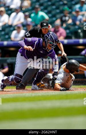 Pittsburgh Pirates Second Basemen Adam Frazier (26) wird von dem Colorado Rockies Catcher Dom Nunez (3) während eines MLB-Spiels in der regulären Saison mittwochs ausgeklagt Stockfoto