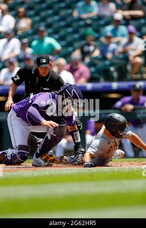 Pittsburgh Pirates Second Basemen Adam Frazier (26) wird von dem Colorado Rockies Catcher Dom Nunez (3) während eines MLB-Spiels in der regulären Saison mittwochs ausgeklagt Stockfoto