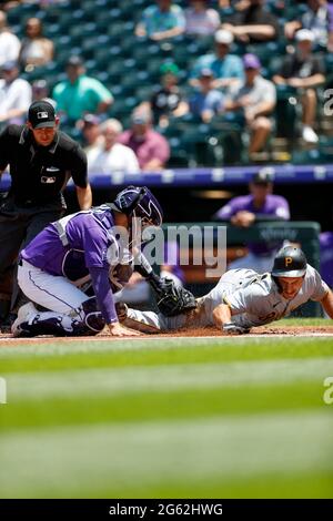 Pittsburgh Pirates Second Basemen Adam Frazier (26) wird von dem Colorado Rockies Catcher Dom Nunez (3) während eines MLB-Spiels in der regulären Saison mittwochs ausgeklagt Stockfoto