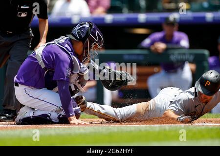 Pittsburgh Pirates Second Basemen Adam Frazier (26) wird von dem Colorado Rockies Catcher Dom Nunez (3) während eines MLB-Spiels in der regulären Saison mittwochs ausgeklagt Stockfoto