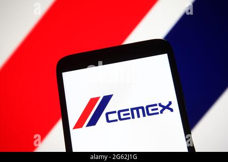 Ukraine. Juli 2021. In dieser Fotoligierung ist ein Cemex-Logo eines Baustoffunternehmens auf einem Smartphone-Bildschirm zu sehen. (Foto von Pavlo Gonchar/SOPA Images/Sipa USA) Quelle: SIPA USA/Alamy Live News Stockfoto