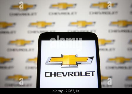 Ukraine. Juli 2021. Auf dieser Fotolabbildung ist ein Chevrolet-Logo eines Automobilunternehmens auf einem Smartphone und einem pc-Bildschirm zu sehen. (Foto von Pavlo Gonchar/SOPA Images/Sipa USA) Quelle: SIPA USA/Alamy Live News Stockfoto