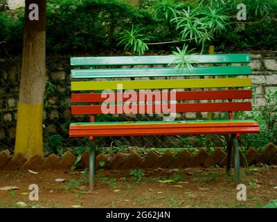 Bunte Stuhl aus Metall präsentiert auf natürlichen grünen indischen Park Hintergrund. Stockfoto