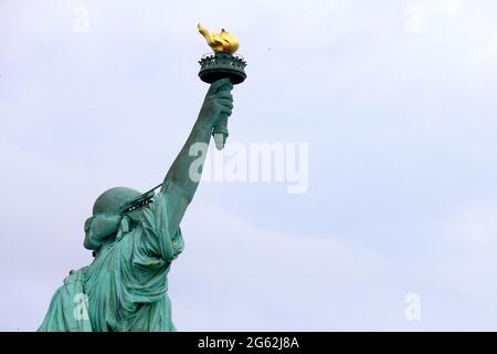 New York City, Usa. Juli 2021. Blick auf die Freiheitsstatue in New York City, NY, USA am 1. Juli 2021. Foto von Charles Guerin/ABACAPRESS.COM Quelle: Abaca Press/Alamy Live News Stockfoto