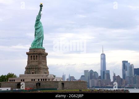 New York City, Usa. Juli 2021. Blick auf die Freiheitsstatue in New York City, NY, USA am 1. Juli 2021. Foto von Charles Guerin/ABACAPRESS.COM Quelle: Abaca Press/Alamy Live News Stockfoto