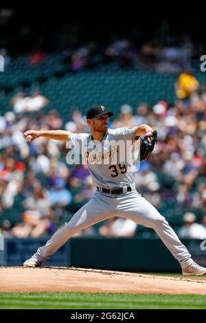 Pittsburgh Pirates Pitcher Chad Kuhl (39) spielt den Ball während eines MLB-Spiels in der regulären Saison gegen die Colorado Rockies, Mittwoch, 29. Juni 2021 in Stockfoto