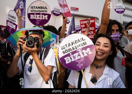 Istanbul, Türkei. Juli 2021. Hunderte von Frauen versammelten sich im Herzen Istanbuls, um gegen die Entscheidung von Präsident Erdogan zu protestieren, die Türkei aus der Istanbul-Konvention zu ziehen, einem internationalen Vertrag zur Bekämpfung von Gewalt gegen Frauen. Kredit: SOPA Images Limited/Alamy Live Nachrichten Stockfoto