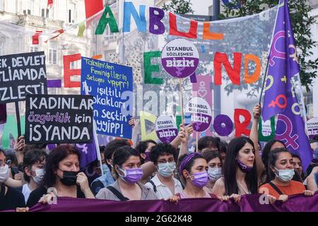 Istanbul, Türkei. Juli 2021. Demonstranten halten während der Demonstration Plakate. Protest gegen den Rückzug des Landes aus der Istanbuler Konvention gegen Gewalt gegen Frauen. Der Hauptprotest fand in Istanbul im Tunel-Gebiet, nicht weit vom Taksim-Platz, statt. Kredit: SOPA Images Limited/Alamy Live Nachrichten Stockfoto