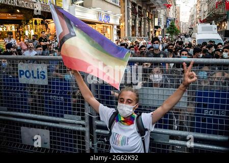 Istanbul, Türkei. Juli 2021. Ein Protestler schwenkt während der Demonstration eine LGBTI-Flagge vor der Polizei.Hunderte Frauen versammelten sich im Herzen Istanbuls, um gegen die Entscheidung von Präsident Erdogan zu protestieren, die Türkei aus dem Istanbul-Übereinkommen, einem internationalen Vertrag zur Bekämpfung von Gewalt gegen Frauen, zu ziehen. (Foto von Murat Baykara/SOPA Images/Sipa USA) Quelle: SIPA USA/Alamy Live News Stockfoto