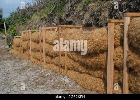 Stützmauer aus Jute auf dem Küstenweg zwischen Ballina und Lennox Head, NSW, Australien Stockfoto