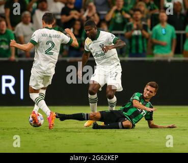 Austin, Texas, USA. Juli 2021. Der Austin FC Mittelfeldspieler Hector Jimenez (16) fordert den Portland-Holzverteidiger Jose van Rankin (2) während der ersten Hälfte eines Major League Soccer-Spiels zwischen dem Austin FC und den Portland Timbers am 1. Juli 2021 in Austin, Texas, heraus. Quelle: Scott Coleman/ZUMA Wire/Alamy Live News Stockfoto