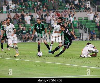 Austin, Texas, USA. Juli 2021. Der Austin FC Mittelfeldspieler Hector Jimenez (16) schießt und schießt in der zweiten Hälfte eines Major League Soccer-Spiels zwischen dem FC Austin und den Portland Timbers am 1. Juli 2021 in Austin, Texas. Austin FC gewann mit 4:1. Quelle: Scott Coleman/ZUMA Wire/Alamy Live News Stockfoto