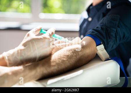 Blutentnahme durch den Arzt. Menschen Spenden Und Testen Stockfoto