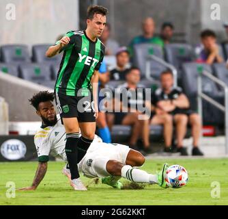 Austin, Texas, USA. Juli 2021. Der Portland Timbers Mittelfeldspieler Eryk Williamson (19) fordert den Austin FC Mittelfeldspieler Jared Stroud (20) während der zweiten Hälfte eines Major League Soccer-Spiels zwischen dem Austin FC und den Portland Timbers am 1. Juli 2021 in Austin, Texas, heraus. Austin FC gewann mit 4:1. Quelle: Scott Coleman/ZUMA Wire/Alamy Live News Stockfoto