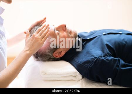 Reiki-Therapie Alternative Heilmassage Für Den Menschen Stockfoto